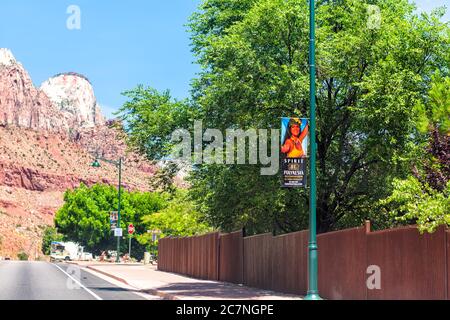 Springdale, USA - 5 agosto 2019: Strada di Zion National Park nello Utah e bandiera della città sul lampione per la pubblicità di Spirit of Polyne Foto Stock