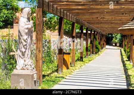 Chimayo, USA - 19 giugno 2019: El Santuario de Chimayo chiesa santuario negli Stati Uniti con passaggio di ingresso e statua vergine di Maria Foto Stock