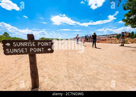 Bryce, USA - 2 agosto 2019: Turisti persone che camminano sul sentiero del bordo a Sunrise Sunset Point si affacciano al Bryce Canyon National Park in Utah con un cartello Foto Stock