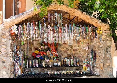 Chimayo, USA - 19 giugno 2019: El Santuario de Chimayo chiesa santuario con molti rosari appesi all'altare che pregano per miracolo curativo Foto Stock