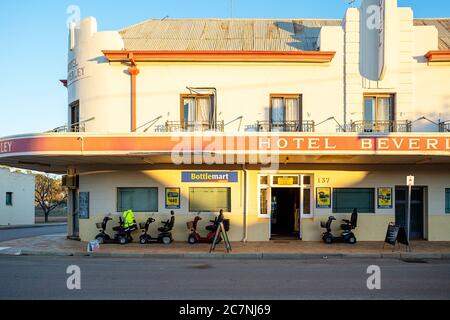 Gli scooter per la mobilità hanno parcheggiato all'esterno del Beverley Hotel nell'Australia Occidentale Foto Stock