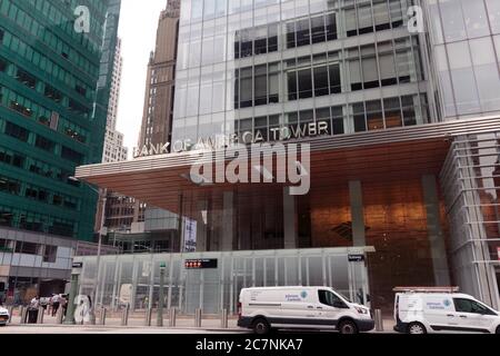 L'entrata dell'edificio della Bank of America Tower sulla sesta strada a manhattan Foto Stock