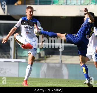 Verona. 19 luglio 2020. Mario Pasalic (L) di Atalanta vies con Miguel Veloso di Hellas Verona durante la serie UNA partita di calcio tra Hellas Verona e Atalanta a Verona, 18 luglio 2020. Credit: Xinhua/Alamy Live News Foto Stock