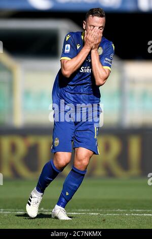 Verona, Italia. 18 luglio 2020. VERONA, ITALIA - 18 luglio 2020: Amir Rrahmani di Hellas Verona si presenta deposto durante la Serie A UNA partita di calcio tra Hellas Verona e Atalanta BC. La partita si è conclusa con un cravatta del 1-1. (Foto di Nicolò campo/Sipa USA) Credit: Sipa USA/Alamy Live News Foto Stock