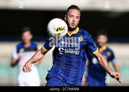 Verona, Italia. 18 luglio 2020. VERONA, ITALIA - 18 luglio 2020: Amir Rrahmani di Hellas Verona in azione durante la Serie A una partita di calcio tra Hellas Verona e Atalanta BC. La partita si è conclusa con un cravatta del 1-1. (Foto di Nicolò campo/Sipa USA) Credit: Sipa USA/Alamy Live News Foto Stock