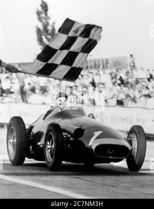 Juan Manuel Fangio, pilota di auto da corsa argentina Foto Stock