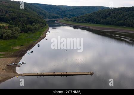 Edertal, Germania. 17 luglio 2020. Foto scattata dal ponte di Aseler nell'Edersee. Il livello dell'acqua dell'Edersee Nord Hessiano è sceso al di sotto del 50% e i primi resti di insediamenti abbandonati, i cosiddetti 'Edersee-Atlantis', sono già comparsi. (Foto aerea con un drone) Credit: Swen Pförtner/dpa/Alamy Live News Foto Stock