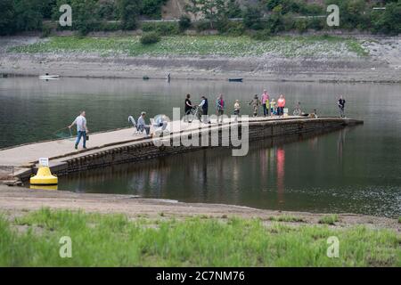 Edertal, Germania. 17 luglio 2020. Turisti e pescatori si trovano sul ponte Aseler, nell'Edersee. Il livello dell'acqua dell'Edersee Nord Hessiano è sceso al di sotto del 50% e i primi resti di insediamenti abbandonati, i cosiddetti 'Edersee-Atlantis', sono già comparsi. Credit: Swen Pförtner/dpa/Alamy Live News Foto Stock