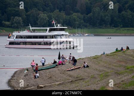 Edertal, Germania. 17 luglio 2020. La nave passeggeri 'Stron von Waldeck' sta navigando sull'Edersee. Il livello dell'acqua dell'Edersee Nord Hessiano è sceso al di sotto del 50% e i primi resti di insediamenti abbandonati, i cosiddetti 'Edersee-Atlantis', sono già comparsi. Credit: Swen Pförtner/dpa/Alamy Live News Foto Stock