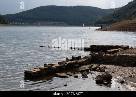 Edertal, Germania. 17 luglio 2020. Resti delle mura di fondazione del villaggio di Berich si possono vedere sulle rive del Edersee. Il livello dell'acqua dell'Edersee Nord Hessiano è sceso al di sotto del 50% e i primi resti di insediamenti abbandonati, i cosiddetti 'Edersee-Atlantis', sono già comparsi. Credit: Swen Pförtner/dpa/Alamy Live News Foto Stock