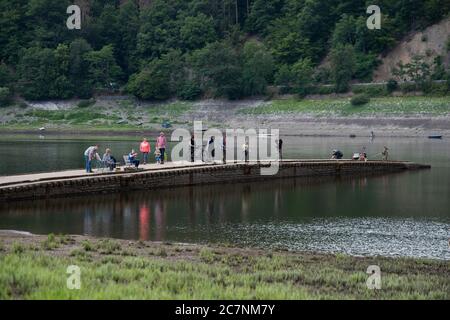 Edertal, Germania. 17 luglio 2020. Turisti e pescatori si trovano sul ponte Aseler, nell'Edersee. Il livello dell'acqua dell'Edersee Nord Hessiano è sceso al di sotto del 50% e i primi resti di insediamenti abbandonati, i cosiddetti 'Edersee-Atlantis', sono già comparsi. Credit: Swen Pförtner/dpa/Alamy Live News Foto Stock