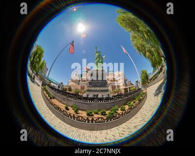 Las Vegas, 17 LUGLIO 2020 - effetto Fisheye della maschera facciale sulla Statua della libertà Foto Stock
