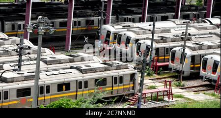 Nuova Delhi. 18 luglio 2020. I treni sono parcheggiati presso il cantiere, in quanto i servizi della metropolitana di Delhi sono sospesi a seguito dello scoppio della pandemia COVID-19 a Nuova Delhi, in India, il 18 luglio 2020. Credit: Notizie dal vivo di Partha Sarkar/Xinhua/Alamy Foto Stock