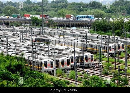 Nuova Delhi. 18 luglio 2020. I treni sono parcheggiati presso il cantiere, in quanto i servizi della metropolitana di Delhi sono sospesi a seguito dello scoppio della pandemia COVID-19 a Nuova Delhi, in India, il 18 luglio 2020. Credit: Notizie dal vivo di Partha Sarkar/Xinhua/Alamy Foto Stock