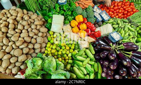 Verdure fresche in esposizione in un negozio di mercato locale a. Kolkata India Foto Stock