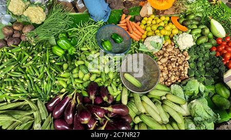 Verdure fresche in esposizione in un negozio di mercato locale a. Kolkata India Foto Stock