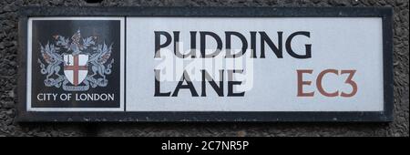 LONDRA, REGNO UNITO - 11 aprile 2019: L'insegna di Pudding Lane, Londra, dove il grande incendio di Londra iniziò nel 1666. Foto Stock