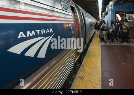 I passeggeri defocati scenderanno dalla scala mobile della stazione di Penn, entreranno nella stazione ferroviaria Amtrak. New York City Penn Station. Foto Stock