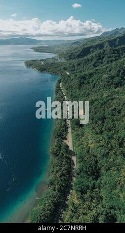 Foto aerea di un bellissimo villaggio di Seashore nelle Filippine Foto Stock