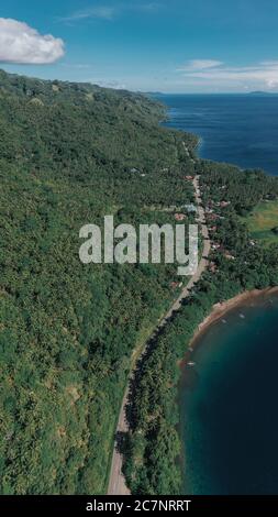 Foto aerea di un bellissimo villaggio di Seashore nelle Filippine Foto Stock