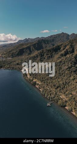 Foto aerea di un bellissimo villaggio di Seashore nelle Filippine Foto Stock