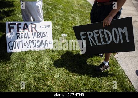 Columbus, Stati Uniti. 18 luglio 2020. I manifestanti tengono i cartelli durante un raduno 'anti-maschera' allo state House Ohio.oltre 200 persone si sono riunite alla state House Ohio per protestare contro il mandato di maschera che più contee sono sotto nello stato. Credit: SOPA Images Limited/Alamy Live News Foto Stock