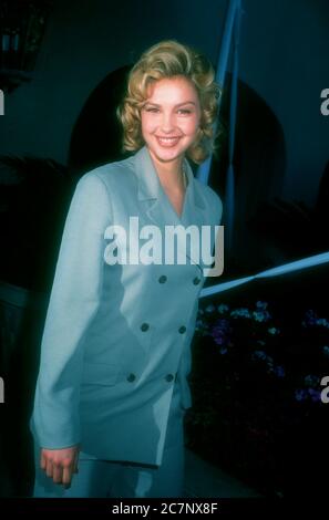 Pasadena, California, USA 19 gennaio 1996 attrice Ashley Judd partecipa al tour stampa invernale HBO il 19 gennaio 1996 al Ritz-Carlton Hotel di Pasadena, California, USA. Foto di Barry King/Alamy Stock foto Foto Stock