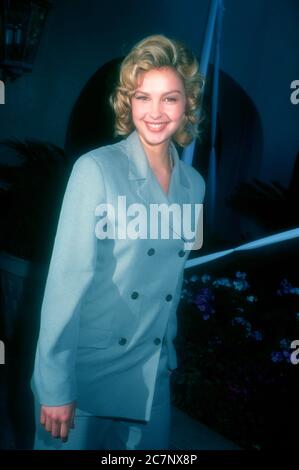 Pasadena, California, USA 19 gennaio 1996 attrice Ashley Judd partecipa al tour stampa invernale HBO il 19 gennaio 1996 al Ritz-Carlton Hotel di Pasadena, California, USA. Foto di Barry King/Alamy Stock foto Foto Stock