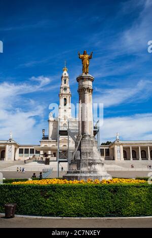 Vista del Sacro cuore di Gesù statua nel mezzo del Santuario di nostra Signora di Fatima, Portogallo Foto Stock