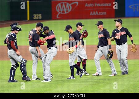 Pittsburgh, Stati Uniti. 19 luglio 2020. I giocatori indiani Cleveland celebrano la vittoria 5-3 contro i pirati di Pittsburgh sabato 18 luglio 2020 al PNC Park di Pittsburgh. Foto di Archie Carpenter/UPI Credit: UPI/Alamy Live News Foto Stock