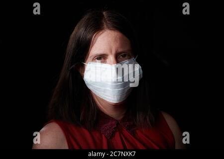 Donna che indossa medical maschera facciale Foto Stock