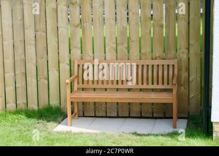 Panca in legno di quercia per giardino su prato della casa Foto Stock