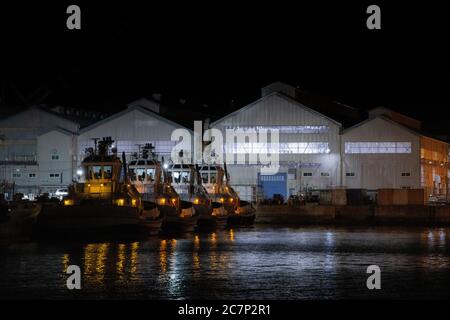 Tugs in attesa nei cantieri navali di Tokyo per l'arrivo di grandi navi nel porto. Stanno in piedi per i giganti il servizio. Foto Stock