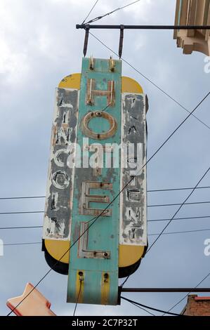 Butte, Montana, USA - 30 luglio 2014: Il segno sbiadito al neon del Lincoln Hotel Foto Stock