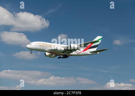 Monaco, Germania - Settembre 03. 2019 : Emirates Airbus A380-800 con la registrazione dell'aeromobile A6-EUE in avvicinamento alla pista meridionale 26L della Th Foto Stock