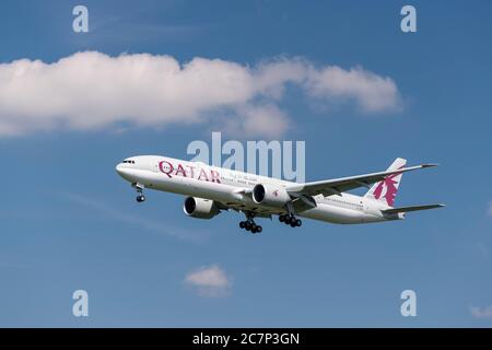 Monaco, Germania - Settembre 03. 2019 : QATAR Airways Boeing 777-300 con la registrazione dell'aeromobile A7-BEN nell'avvicinamento alla pista meridionale 26L o Foto Stock