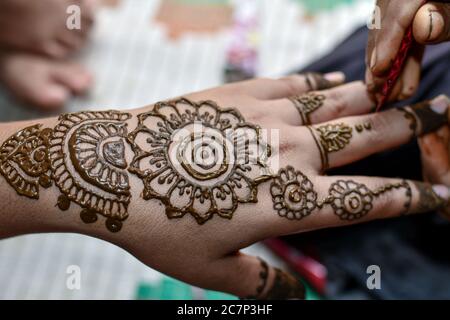 Bei disegni Mehndi a portata di mano al matrimonio indù indiano. 03 Foto Stock