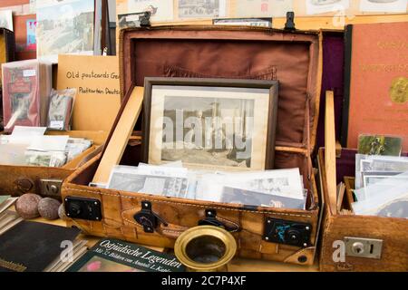 BERLINO, GERMANIA - 14 OTTOBRE 2017: Negozio all'aperto per strada, vecchia scatola di antiquariato e foto, libri e vecchie cartoline. Mercato delle pulci a Berlino. Foto Stock