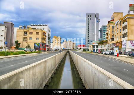 LARNACA, CIPRO - 03 MARZO 2019: Vista del torrente che divise Ammoxostou Avenue (B3 Road) nel centro in due parti, e Ammoxostou Avenue Foto Stock