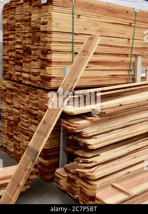 Colpo verticale di pannelli di legno impilati tagliati in una costruzione negozio Foto Stock