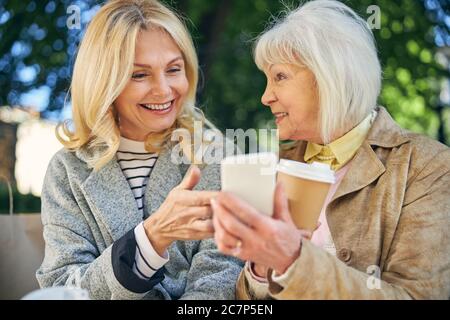 Ritratto di belle Signore felici sorridenti all'aperto Foto Stock