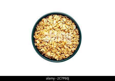 Avena arrotolata o avena di vecchio stile in ciotola di ceramica blu su sfondo bianco. Dieta equilibrata e concetto di alimentazione sana. Primo piano. Vista dall'alto Foto Stock