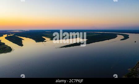 Panorama aereo dei fiumi della regione di Astrakhan in primavera. Fiume Volga. Foto di alta qualità Foto Stock