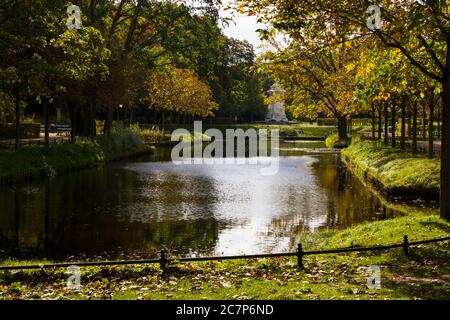 Parco a Berlino, acqua, alberi e tempo di autunno, ricreazione urbana. Parco della Germania. Foto Stock