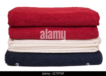 Una pila di asciugamani da bagno morbidi e puliti, piegati con cura dopo la biancheria su sfondo bianco. Primo piano Foto Stock