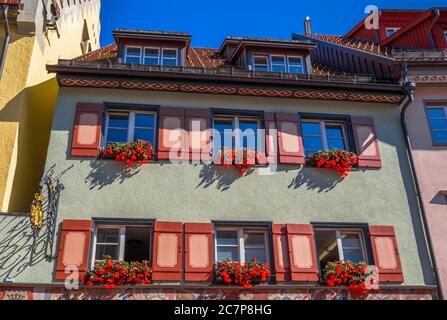 Facciata casa con tapparelle colorate e scatole di fiori, centro storico, Wangen im Allgäu, Baden-Württemberg, Germania, Europa Foto Stock
