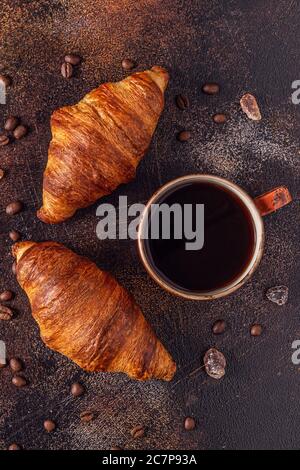 Caffè e croissant su fondo di pietra. Colazione francese. Vista dall'alto con spazio per la copia. Foto Stock