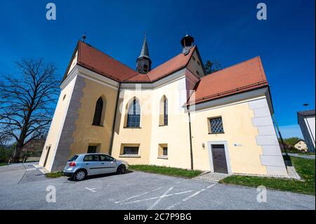 Passau, Germania. 15 Apr 2020. La chiesa parrocchiale di San Korona nel distretto di Patriching. Il nome Corona è onnipresente. Poiché il virus è stato dilagante, il nome è stato un tema ricorrente. La chiesa sta vivendo una corsa di credenti. (A dpa 'dove Corona è la vita quotidiana nella scuola materna e attira i credenti') Credit: Armin Weigel/dpa/Alamy Live News Foto Stock