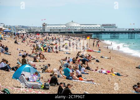 Brighton UK 18 luglio 2020: Folle che si riuniscono sulla spiaggia di Brighton per godersi l'ondata di caldo del fine settimana. Foto Stock