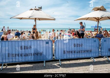 Brighton UK 18 luglio 2020: Folle che si riuniscono sulla spiaggia di Brighton per godersi l'ondata di caldo del fine settimana. Foto Stock